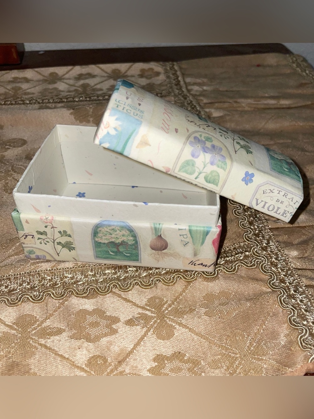 Vintage small Dome Botanical keepsakes box. 1970’s in pristine condition. - Picture 2 of 15